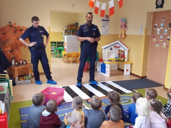 Wizyta policjantow w przedszkolu (2)