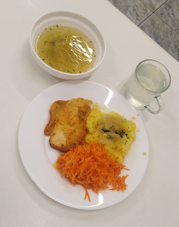 Rosół drobiowy z makaronem, nuggetsy z kurczaka pieczone w piecu, ziemniaczki i surówka z marchewki i jabłka, woda z cytryną