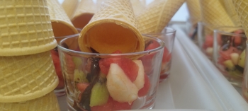 Sałatka owocowa z polewą czekoladową i wafelkiem