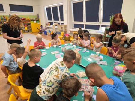 Warsztaty koralikowe ''Meduza'' z Edukacją Lubasz