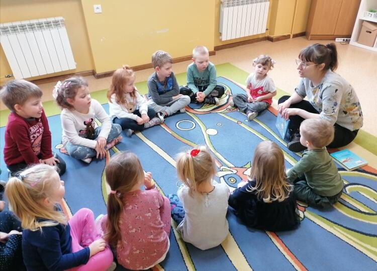 Pani Kasia Z Biblioteki Czyta Nam Bajkę - Przedszkole Miejskie Nr 1 ...