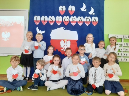 Nagranie z obchodów Narodowego Święta Dnia Niepodległości. Występują dzieci z grup: Plastusie i Skrzaty 10.11.2022r.
