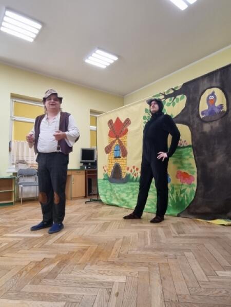 Przedstawienie ''Kot w butach'' w wykonaniu Teatru Blaszany Bębenek