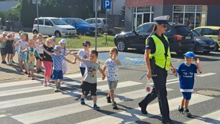 2024.09.04 Bezpieczni na drodze - wizyta policjantek w przedszkolu