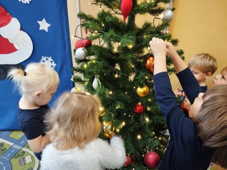 PRZYGOTOWANIA DO ŚWIĄT - DEKORUJEMY CHOINKĘ W NASZEJ SALI