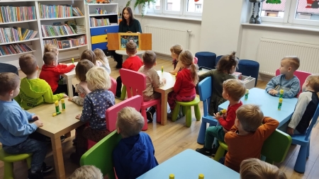 ŚWIĄTECZNE ZAJĘCIA BIBLIOTECZNE - TEATRZYK KAMISHIBAI pt. ,,WIGILIJNA OPOWIEŚĆ''...