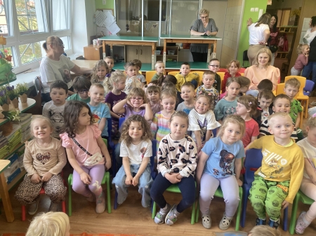 14.04.2025r. KUBUSIE Z WIZYTĄ U SKRZATÓW NA PRZESTAWIENIU WIOSENNYM 