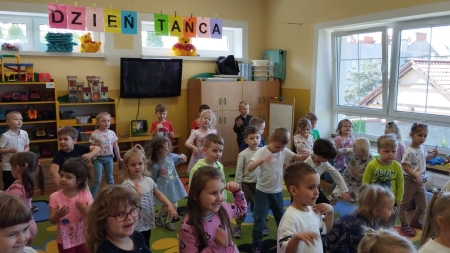25.04.25r. - DZIEŃ TAŃCA - ZAJĘCIA TANECZNE Z INSTRUKTOREM ZUMBY 