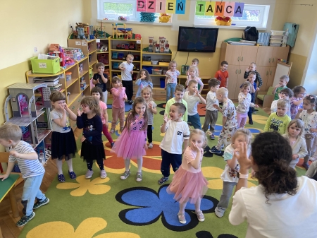 25.04.2025r. DZIEŃ TAŃCA - ZUMBA