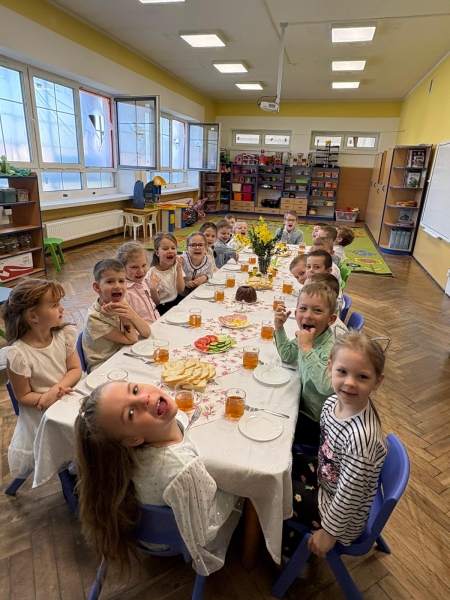 Śniadanie wielkanocne i szukanie zajączka 