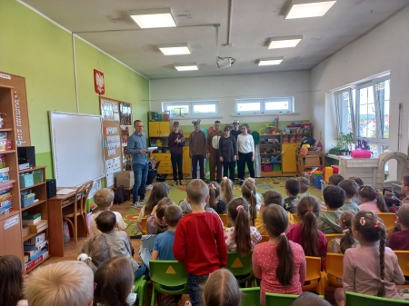 14.05.2025 r. - PRZEDSTAWIENIE ''SZYSZKA'' W WYKONANIU UCZNIÓW Z ZESPOŁU SZKÓŁ S...