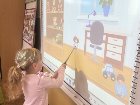 Zabawa przez naukę z tablicą multimedialną 