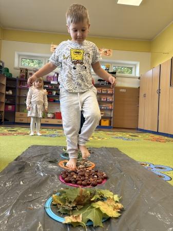 Jesienna ścieżka sensoryczna 