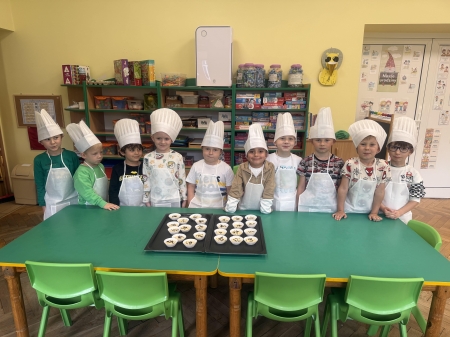 09.10.2025r. WARSZTAY KULINARNE- PRZYGOTOWANIA DO DNIA DZIEWCZYNEK - PIECZENIE M