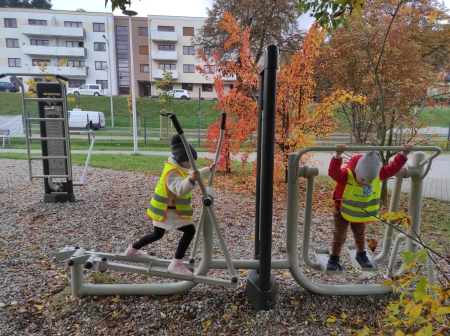 15.10.2025r. Jesienny spacer. Swobodne zabawy z wykorzystaniem urządzeń skatepar...
