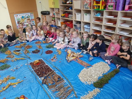 Geometryczny krajobraz z wykorzystaniem skarbów jesieni - ścieżka sensoryczna 22...