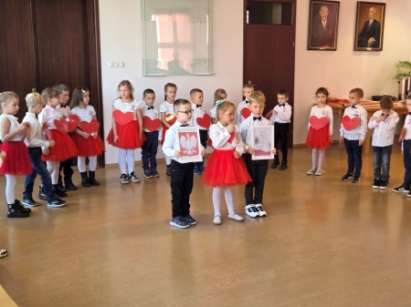 Skrzaty w Urzędzie Miasta Czarnków z okazji obchodów Narodowego Święta Niepodleg...
