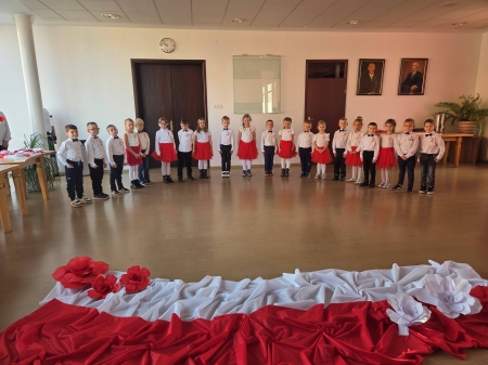 SKRZATY W URZĘDZIE MIASTA CZARNKÓW - AKADEMIA Z OKAZJI NARODOWEGO ŚWIĘTA NIEPODLEGŁOŚCI