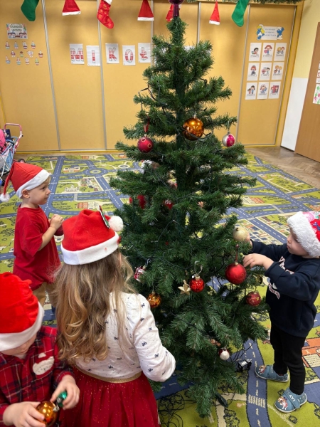 06.12.25r. - DEKORUJEMY CHOINKĘ W NASZEJ SALI