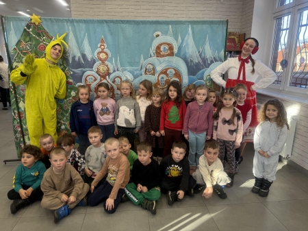 11.12.2025r. Udział w spektaklu teatralnym ''Jak Grinch skradł święta'' - Miejsk...