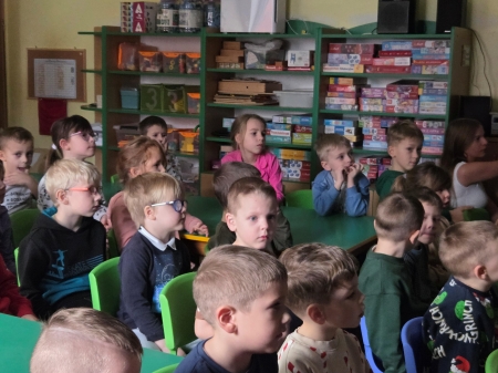 Przedstawienie ''Światło w płatkach śniegu'' grupy Krasnale