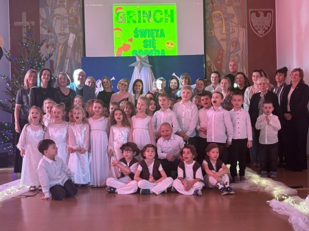 ŚWIĄTECZNY WYSTĘP PLASTUSIÓW I KRASNALI W URZĘDZIE MIASTA CZARNKÓW