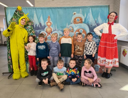 Udział w spektaklu teatralnym pt. ''Jak Grinch skradł święta'' - Miejska Bibliot...