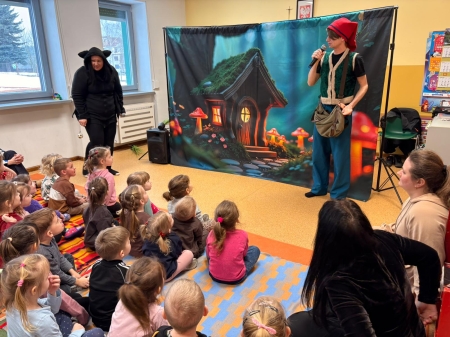 ''CO W USZACH GRA?'' - TEATRZYK W ''BAJKOWYM ŚWIECIE''