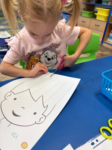 ĆWICZENIA MOTYRYKI MAŁEJ - UCZYMY SIĘ WYCINAĆ 