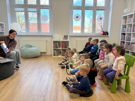 09.04.26r. - SPOTKANIE Z BIBLIOTEKARZEM w MBP w CZARNKOWIE - CZYTANIE BAJEK DLA 