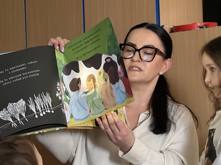 Mama Łucji czyta dzieciom 