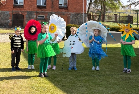 WYSTĘPY NASZYCH PRZEDSZKOLAKÓW PODCZAS ''ŚNIADANIA NA TRAWIE''