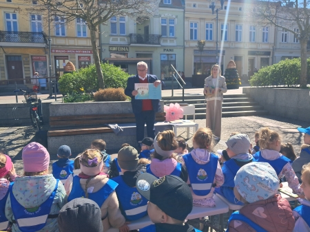 Dzień Książki- wspólne czytanie z burmistrzem.