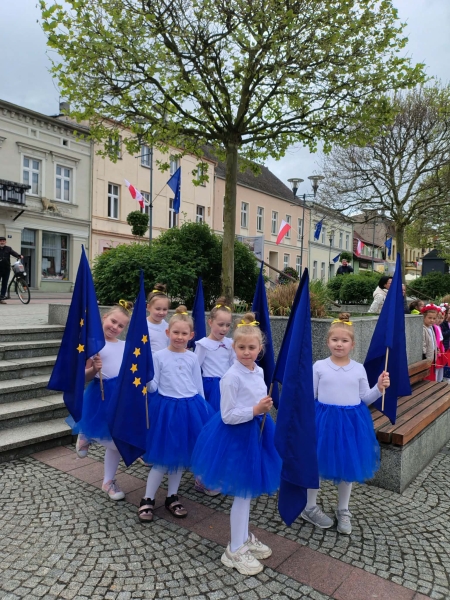 Występ dzieci na Placu Wolności w Czarnków podczas obchodów Dnia Europy.